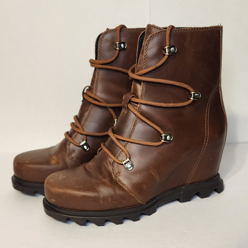 Sorel Joan of Arctic III Waterproof Leather Lace Up Wedge Boot. Size 8.